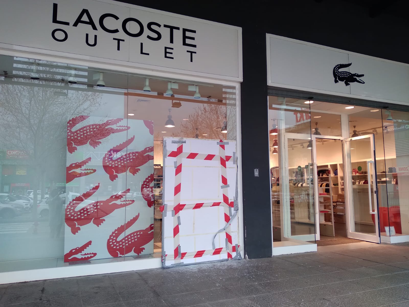 Escaparate de la tienda Lacoste roto. Foto: M. A. B.
