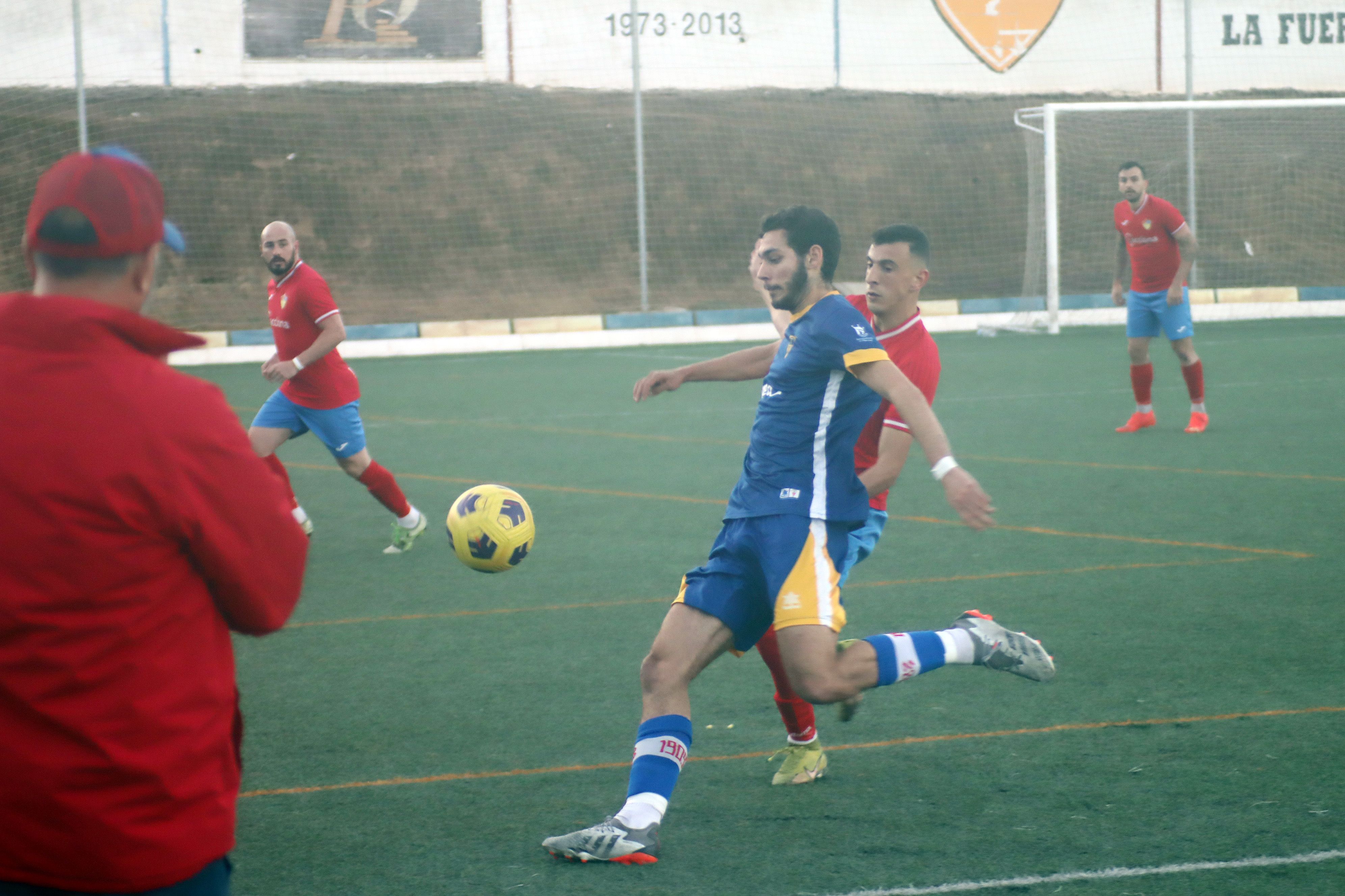 El jugador del Algeciras CF B, Juanma Ríos, en un lance del encuentro ante el CD Guadiaro del pasado fin de semana