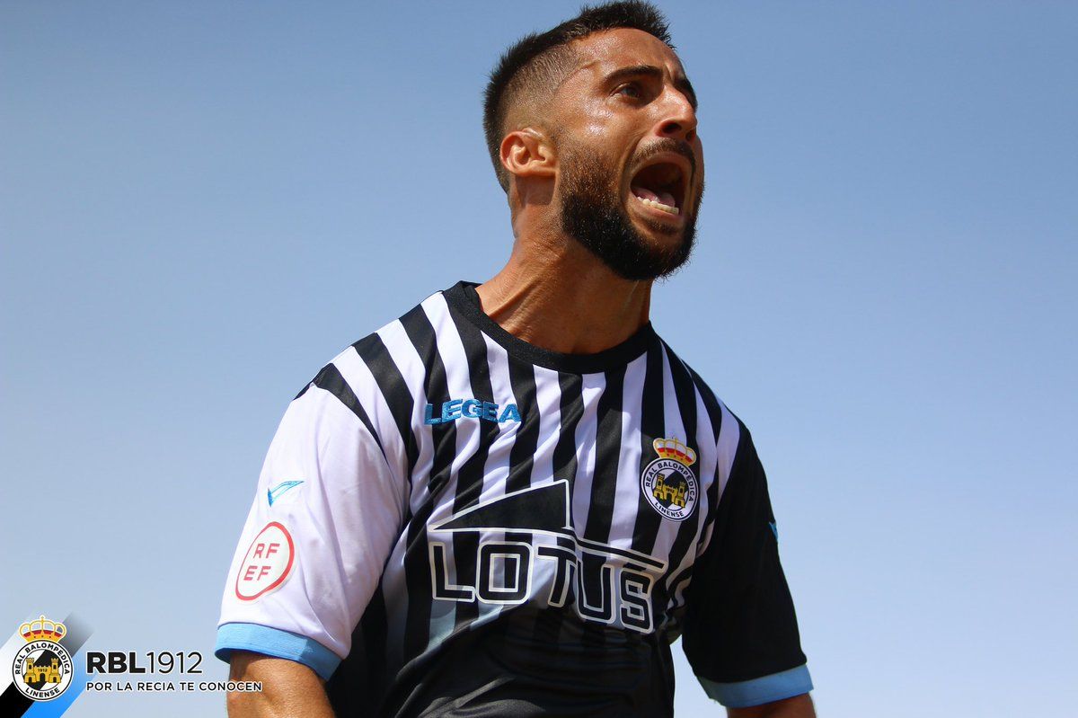 Omar Perdomo, jugador de la RB Linense, celebra un gol con elástica blanquinegra/FOTO: RBL1912