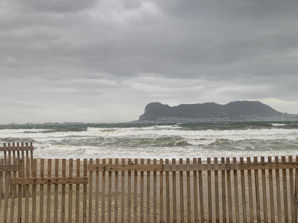 Oleaje en la playa de El Rinconcillo esta mañana. Foto: F. M.