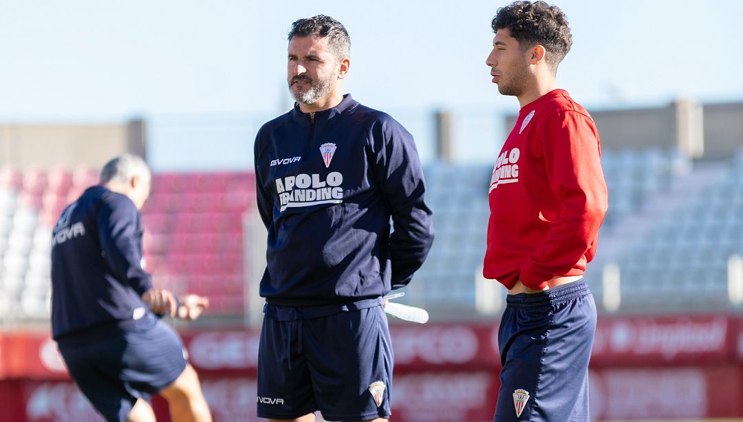 Iván Ania, entrenador del Algeciras CF, junto a Pepe Mena en un entrenamiento