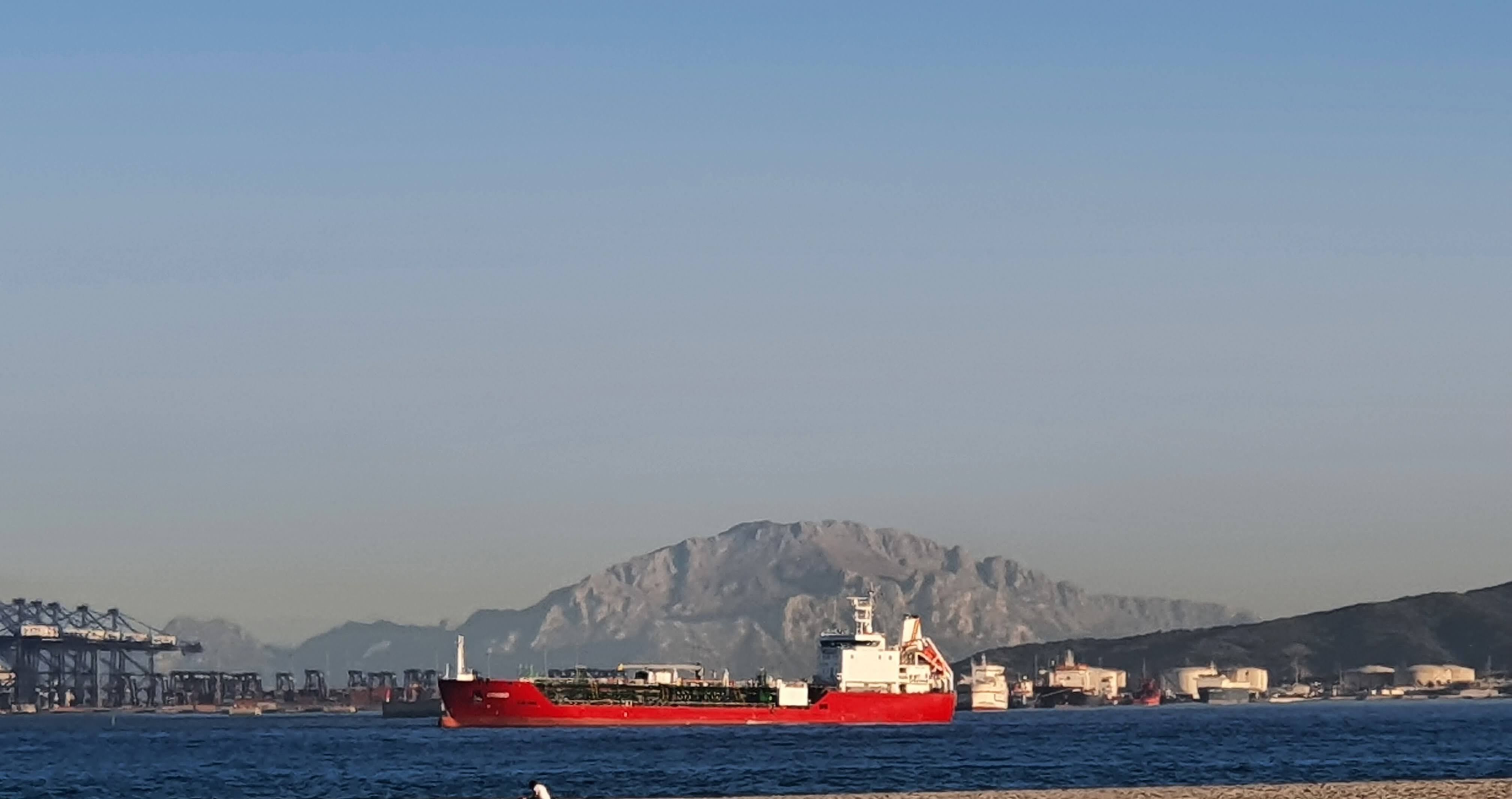 Barcos en el Estrecho. Foto: Verdemar.