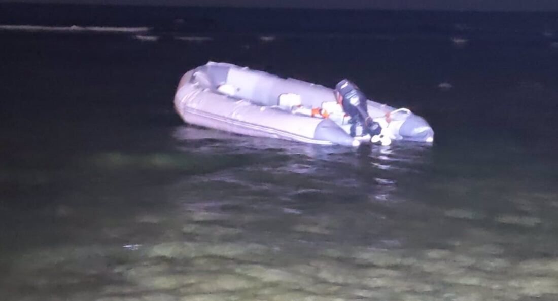 C√°diz.-Sucesos.- La Polic√≠a intercepta a 15 inmigrantes tras desembarcar en C√°diz en la playa de La Caleta