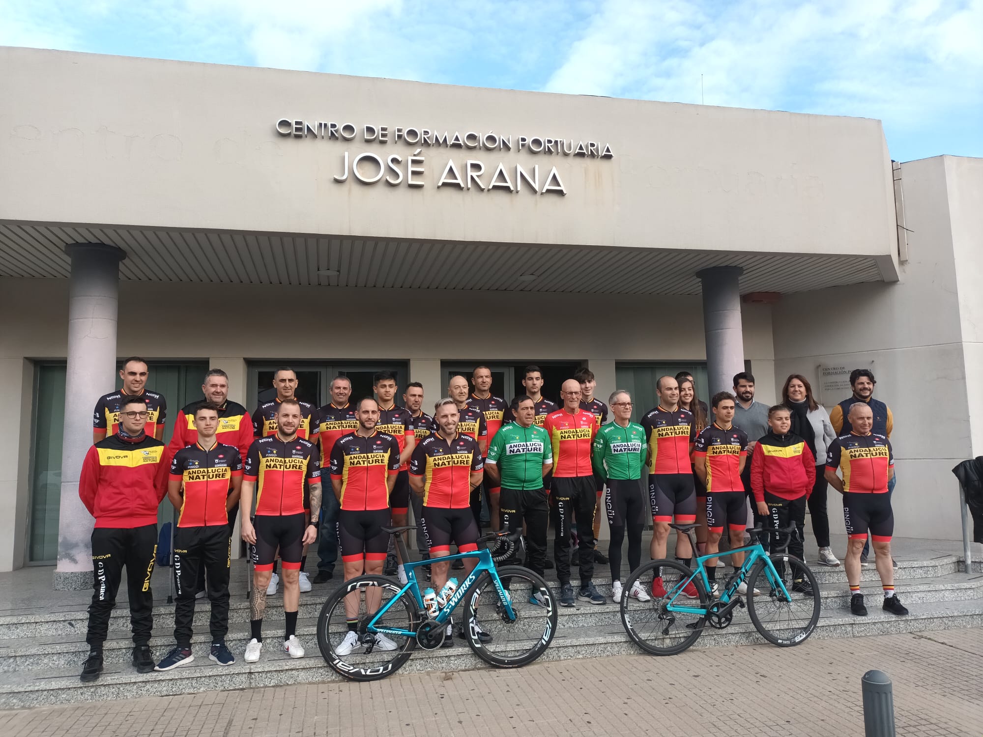 Los ciclistas del Andalucía Nature posan tras la presentación