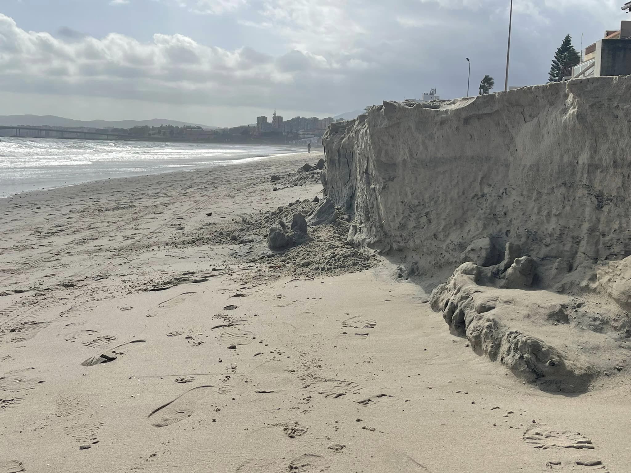 El último temporal azota la playa de El Rinconcillo, que vuelve a perder arena. Foto: Sofía Furse/8Directo. 