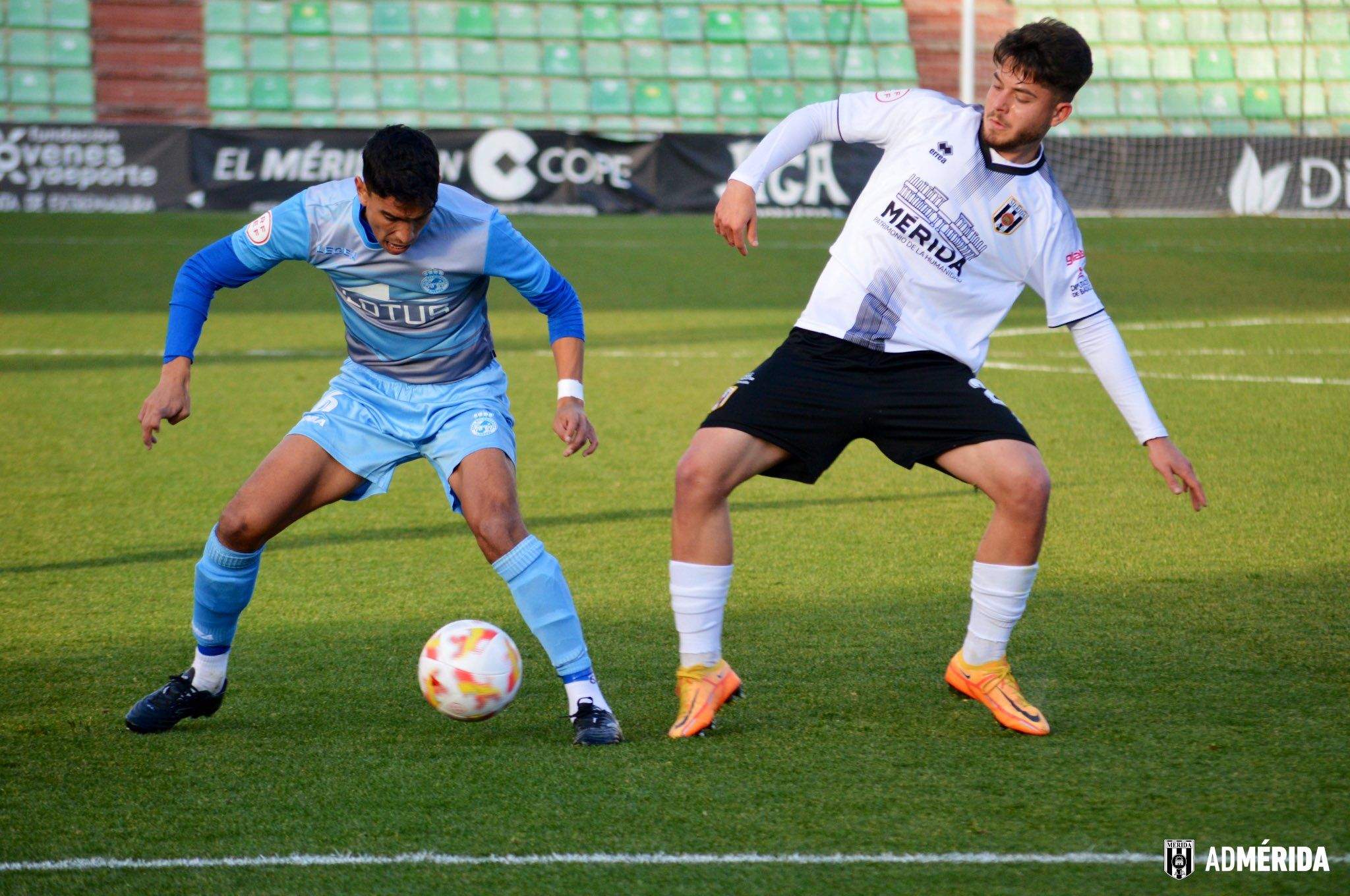 El jugador de la RB Linense, José Masllorens, trata de proteger el balón ante la llegada de Álvaro Ramón, de la AD Mérida en un lance del partido/Foto: AD Mérida 