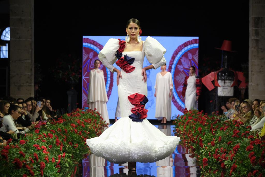 Los diseños de Juanma Saavedra desfilan en la pasarela Tío Pepe en Jerez. Foto: @christiancp_photo.