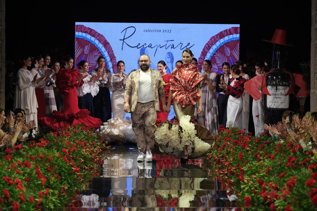 Los diseños de Juanma Saavedra desfilan en la pasarela Tío Pepe en Jerez. Foto: @christiancp_photo.