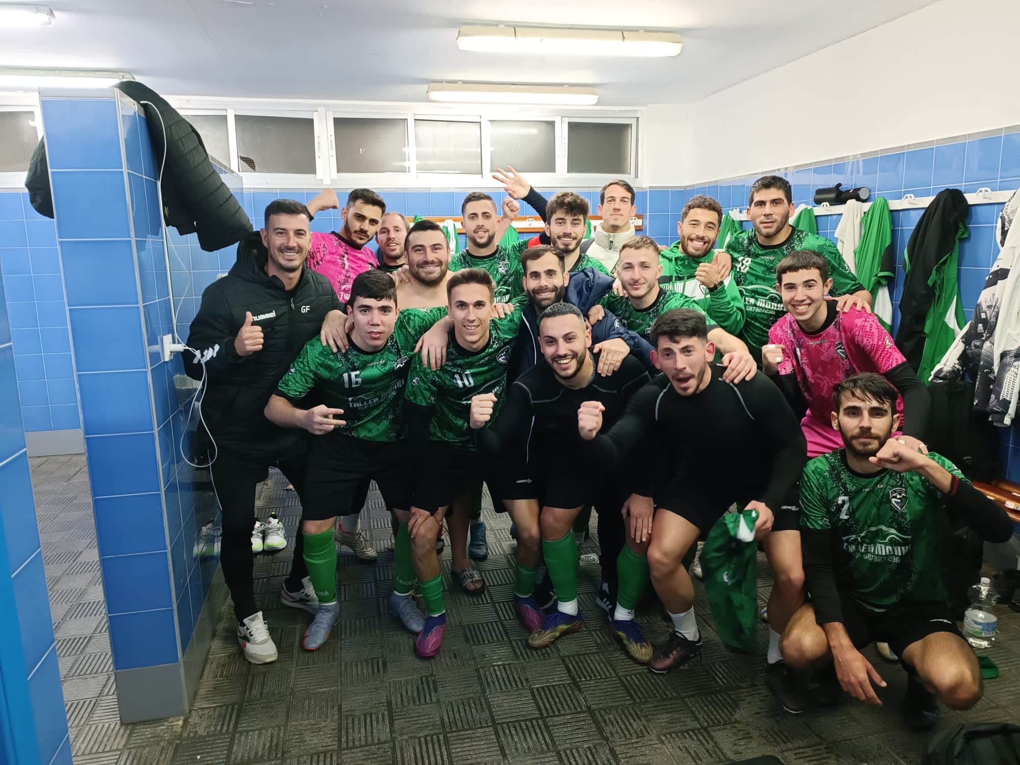 Los jugadores de la AD Taraguilla festejan en el vestuario el triunfo en San Fernando frente al CD Cañorrera
