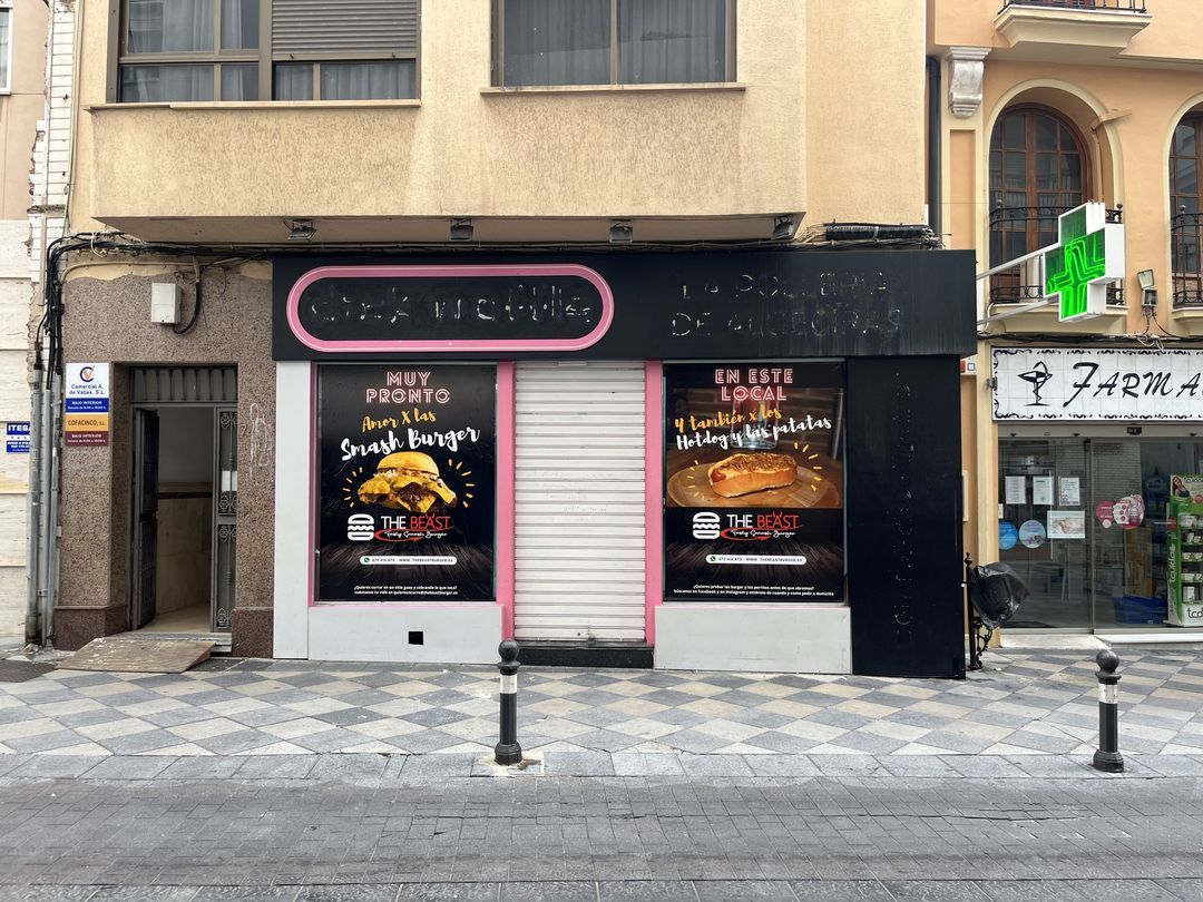 Anuncio de apertura de la hamburguesería en la calle Convento.