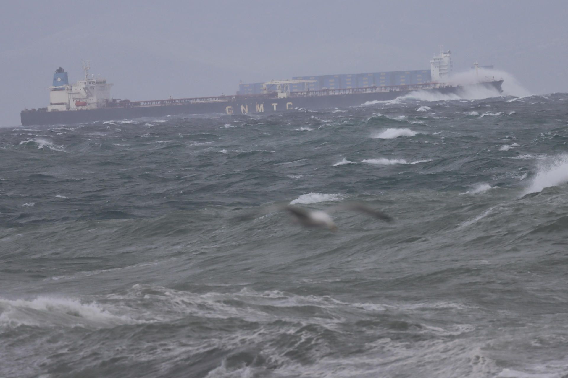 Imagen del temporal en el Estrecho, el pasado día 11. Foto: Agencia EFE.