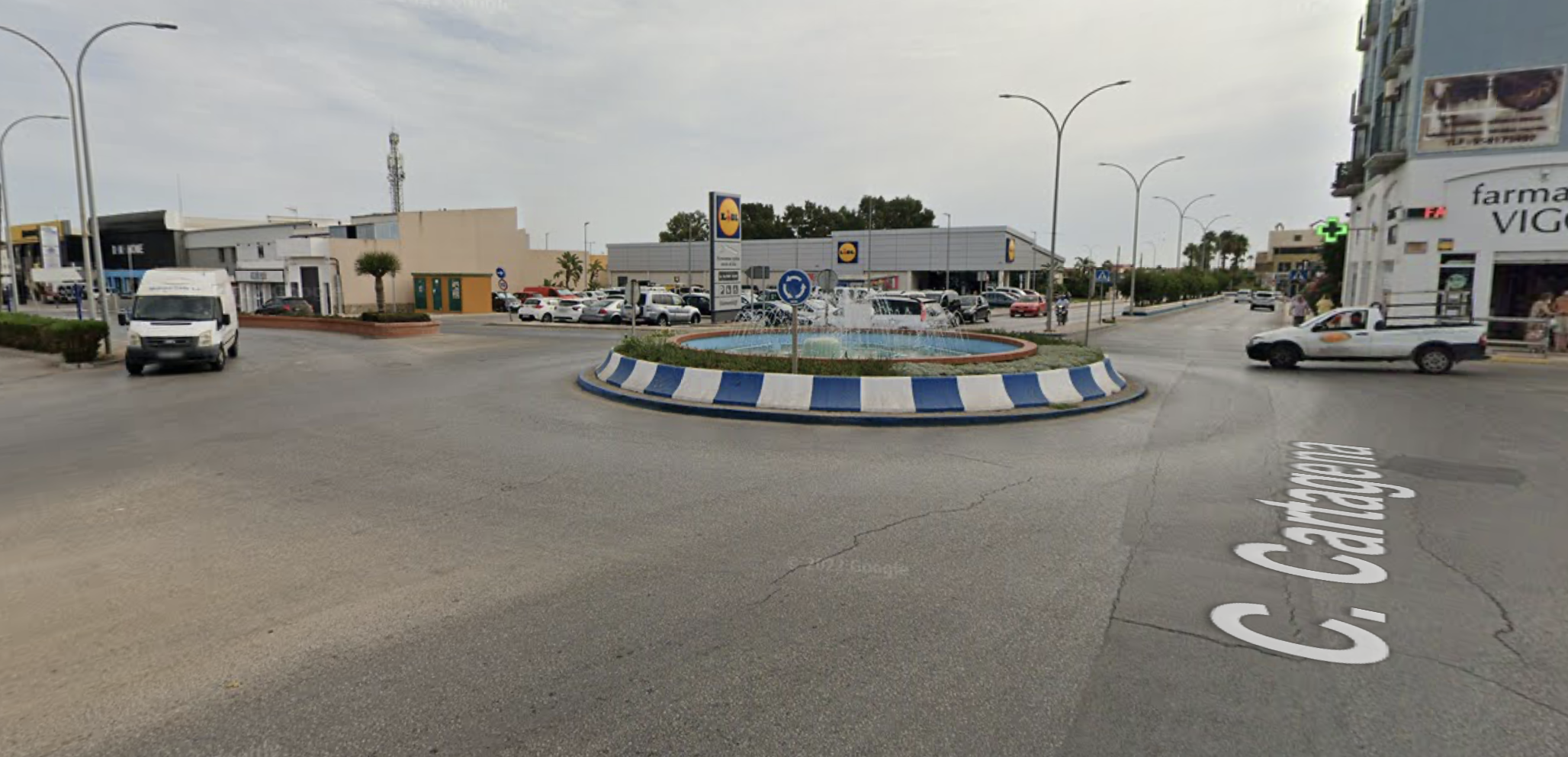Un herido en un accidente entre un patinete eléctrico y un turismo en la rotonda del Lidl.