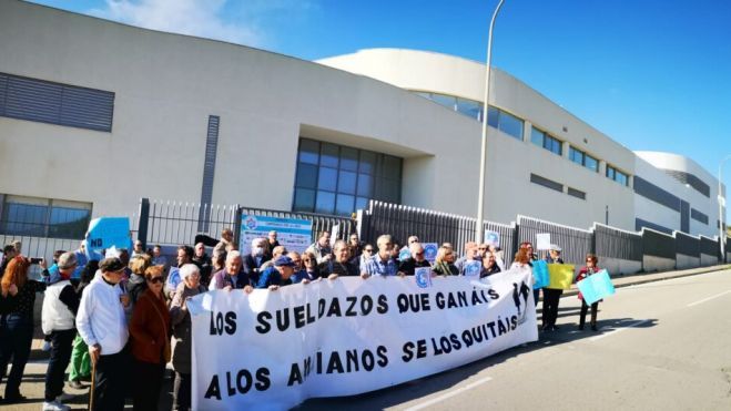 Concentración de la mesa de trabajo, junto a la nueva residencia de mayores.