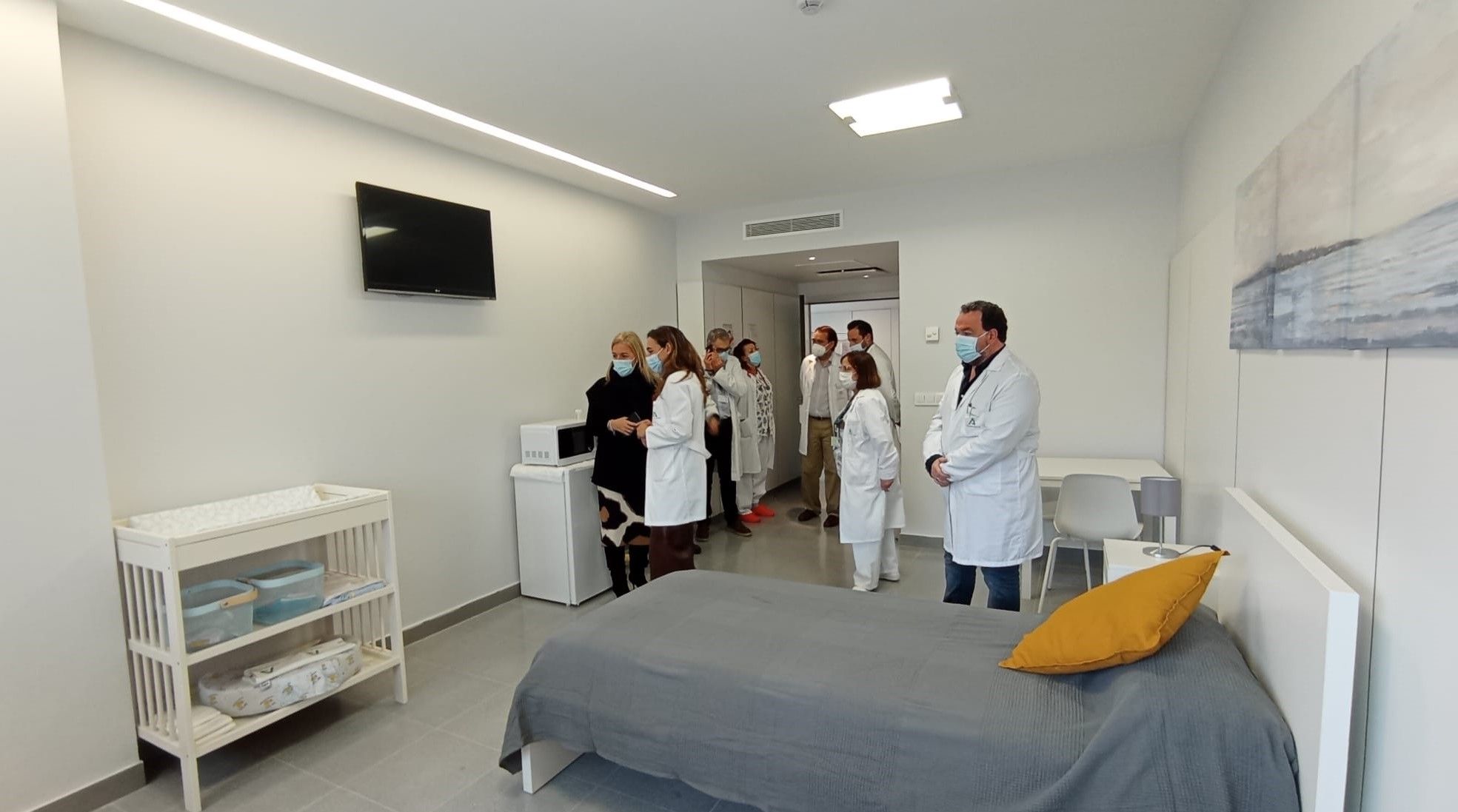 Imagen de la visita al 'Hotel de Madres' en el Hospital de La Línea.