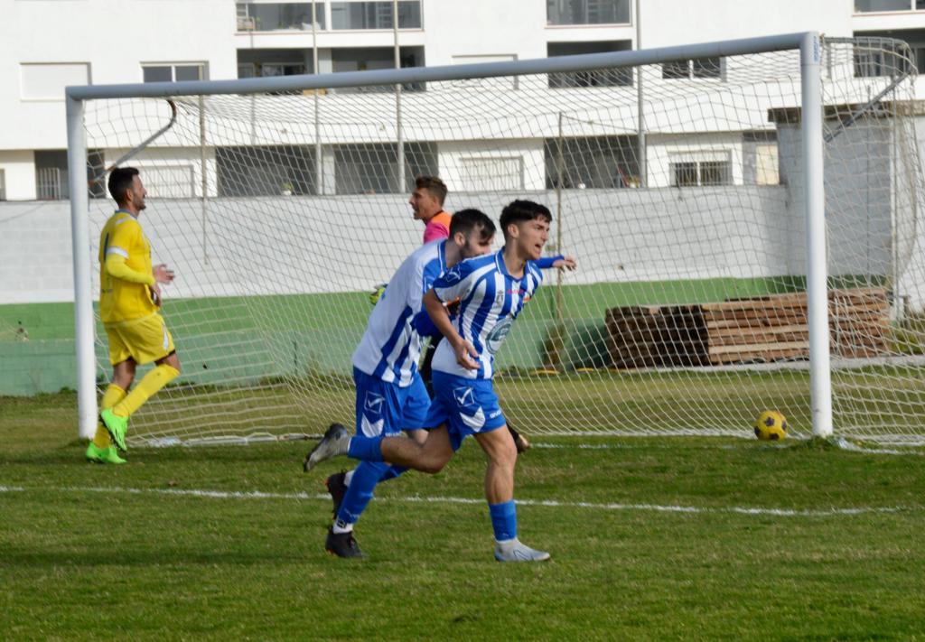 José Manuel celebra el empate a uno de la UD Tarifa ante el Trebujena Balompié/Foto: Macu Hoyos