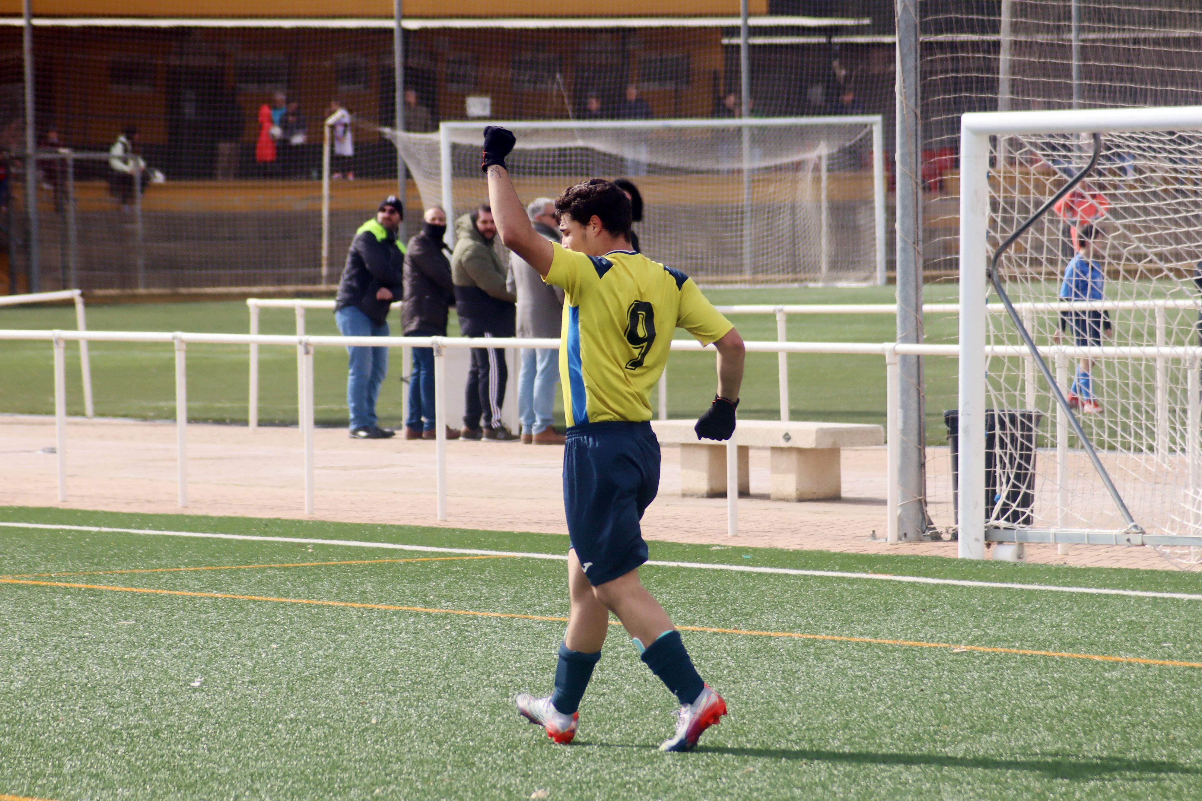 Bryan López, delantero del Recreativo Bahía de Algeciras, celebra el quinto gol a la AD Tiempo Libre/Foto Axel S.C.