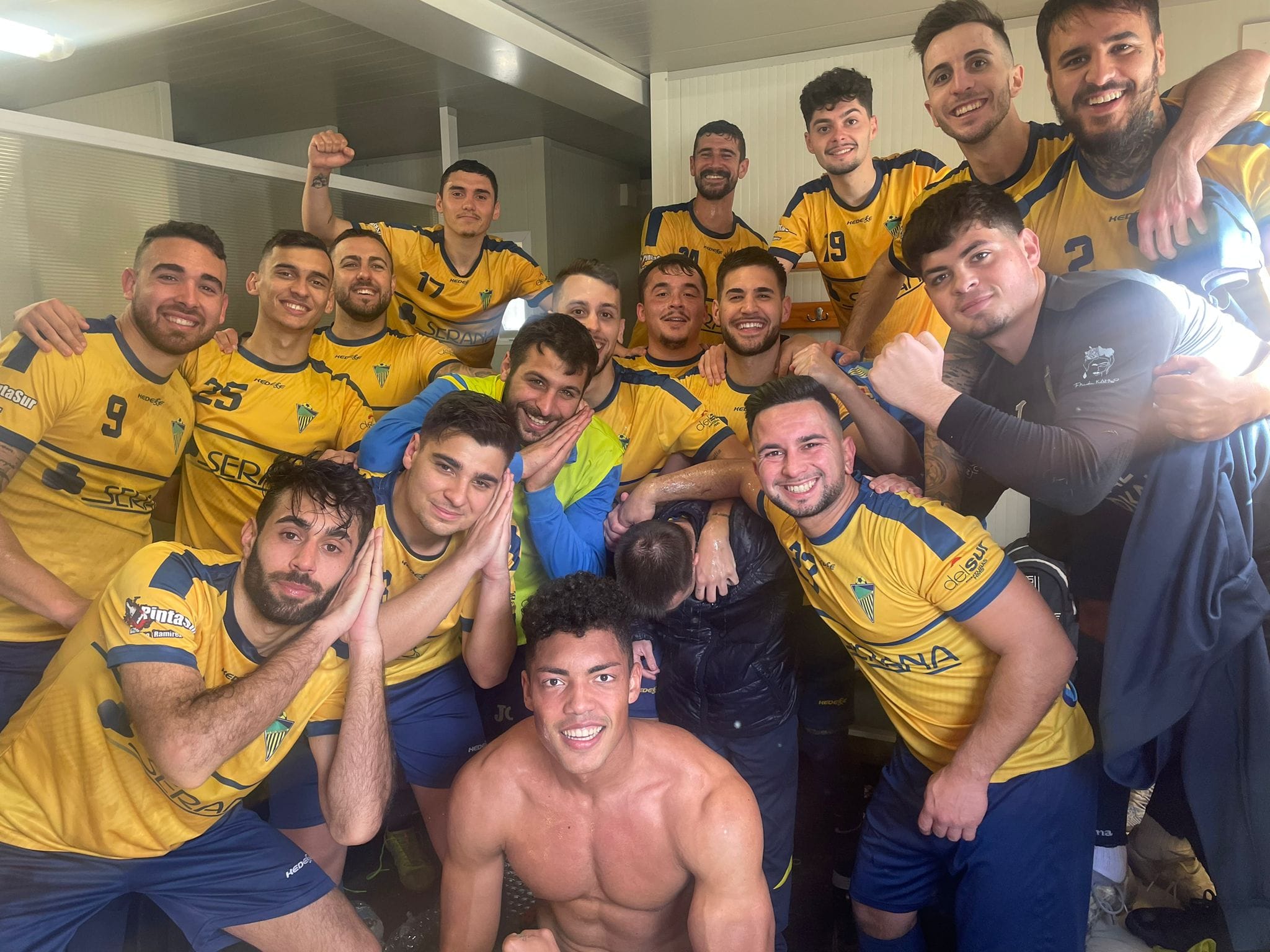 Los jugadores del CD San Bernardo festeja en el vestuario de Ubrique el triunfo por 0-4