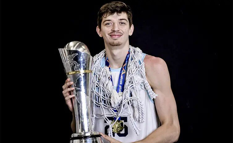 Tomás Chapero, actual jugador de UDEA Algeciras, posa con el trofeo de la Americup con la zamarra de Argentina