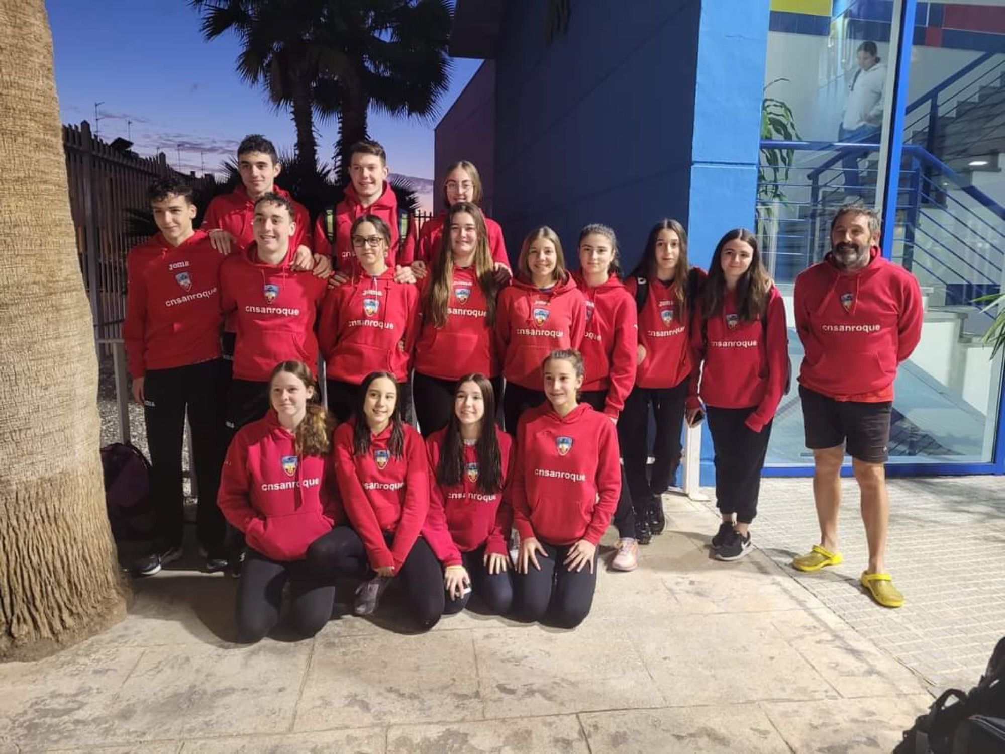 Los nadadores del CN San Roque, con Paula Zapata y Rebeca Burrueco, en Lucena