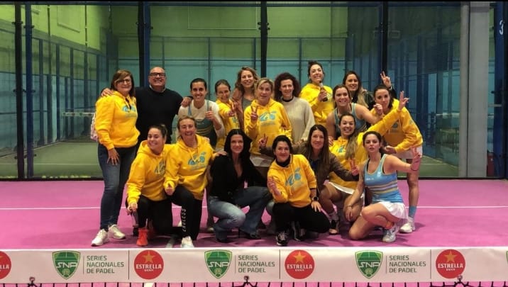 Las componentes del equipo A del Algeciras Club de Pádel posan tras proclamarse campeonas de Cádiz