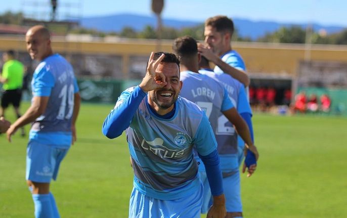 Antonio Romero celebra con el gesto de mirar con un objetivo su gol al Racing de Ferrol con la RB Linense/Foto: RBL1912