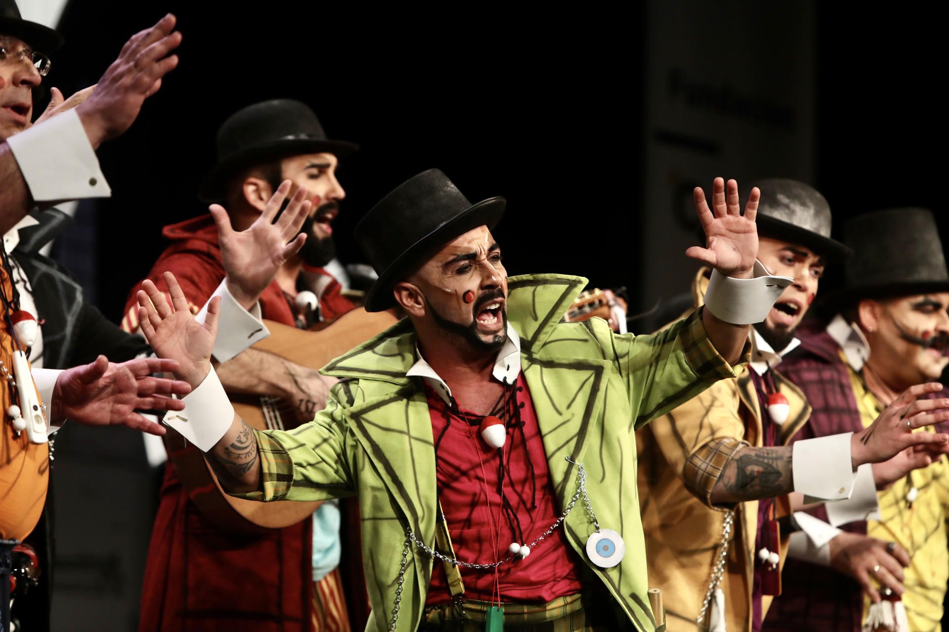 La chirigota 'Los Viñanos' en su actuación en El Falla. Foto: EFE. La chirigota 'Los Viñanos' en su actuación en El Falla. Foto: EFE.