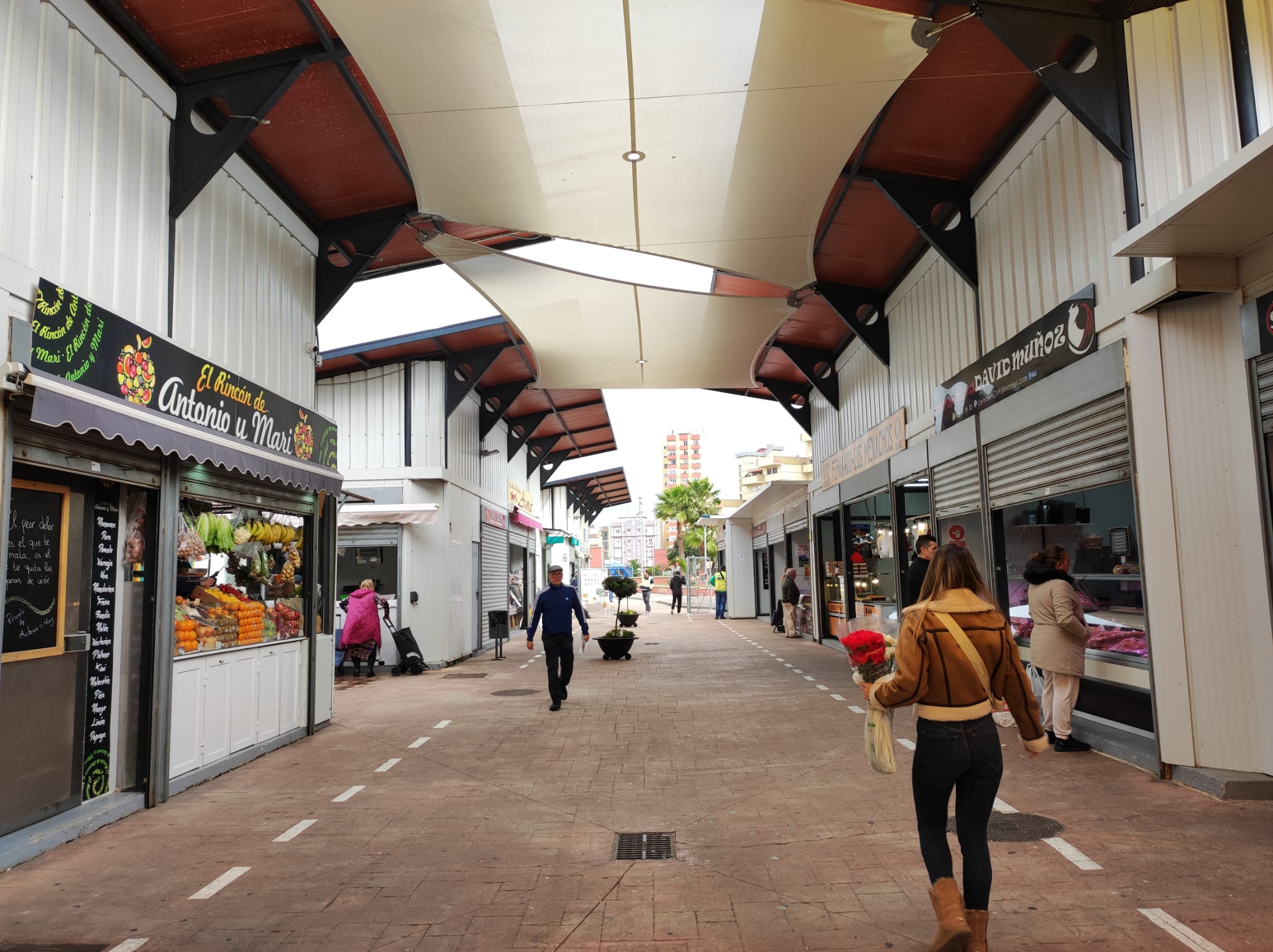 Los comerciantes del mercado de La Línea reducen sus ventas entre un 40% y un 50% en la ubicación provisional. Foto: S.D.