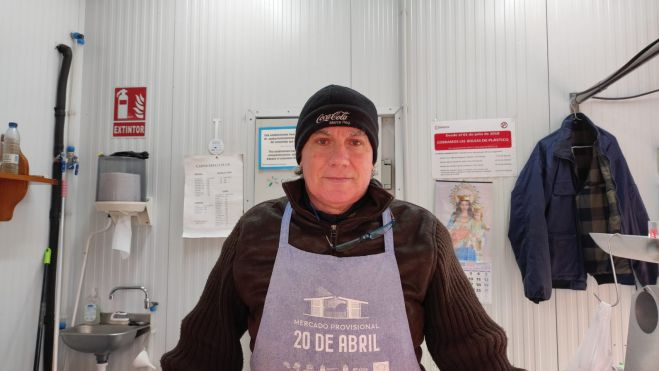 Luis Gil, presidente de la asociación de comerciantes del mercado, en su carnicería.