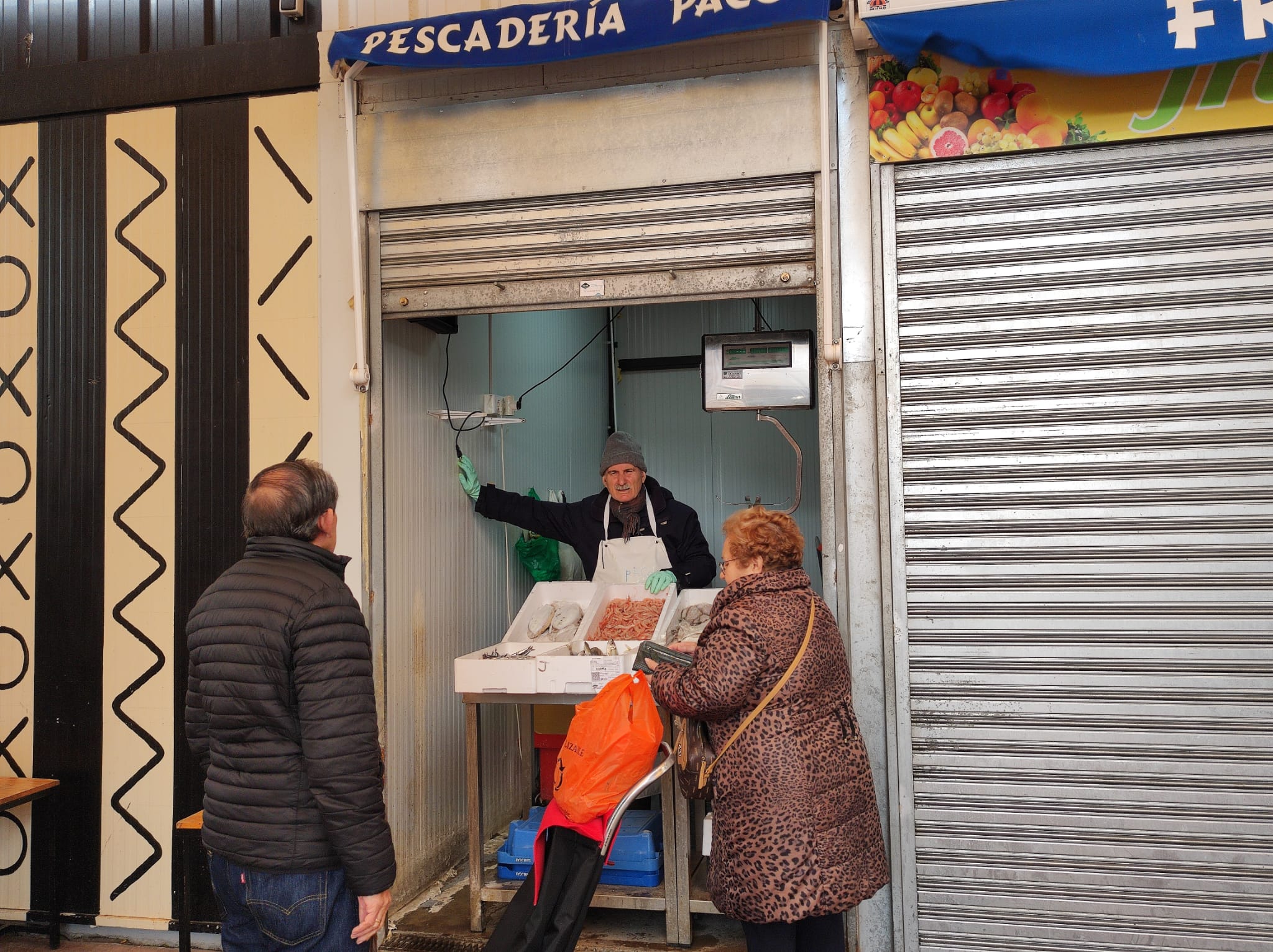 Los comerciantes del mercado de La Línea resisten a duras penas: "Hemos bajado las ventas hasta un 50%"