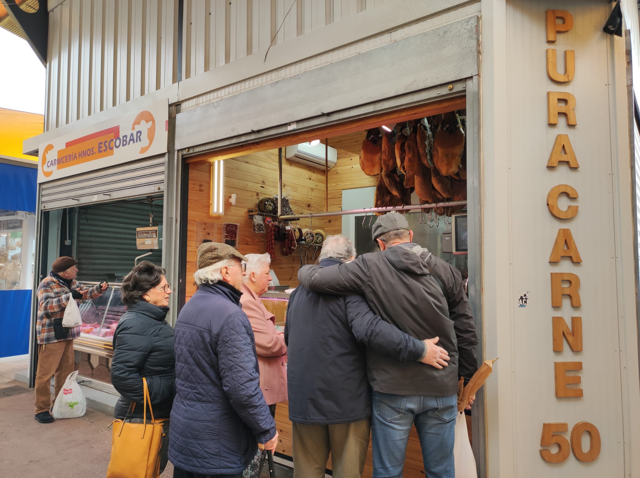 Los comerciantes del mercado de La Línea resisten a duras penas: "Hemos bajado las ventas hasta un 50%"