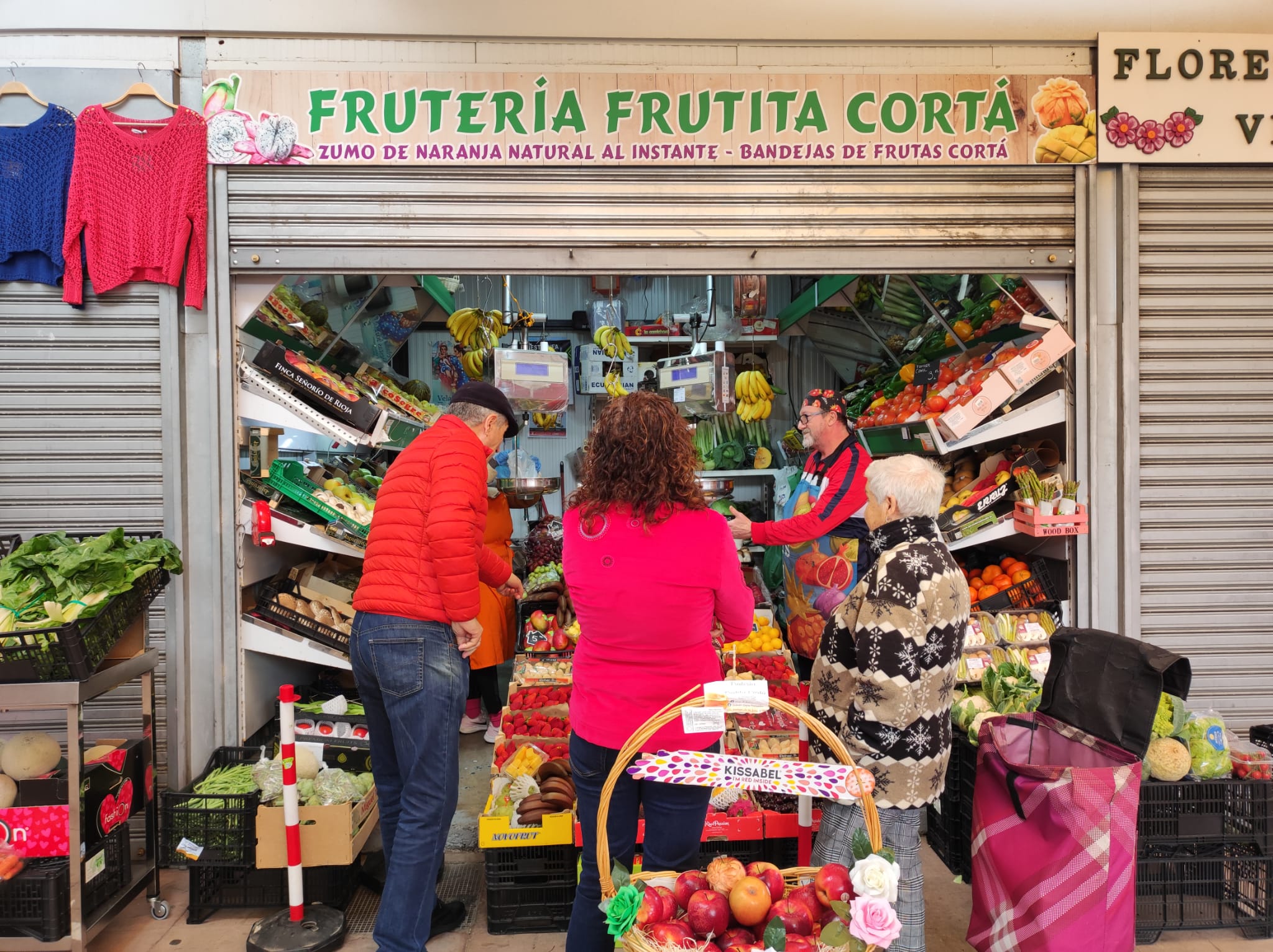 Los comerciantes del mercado de La Línea resisten a duras penas: "Hemos bajado las ventas hasta un 50%"