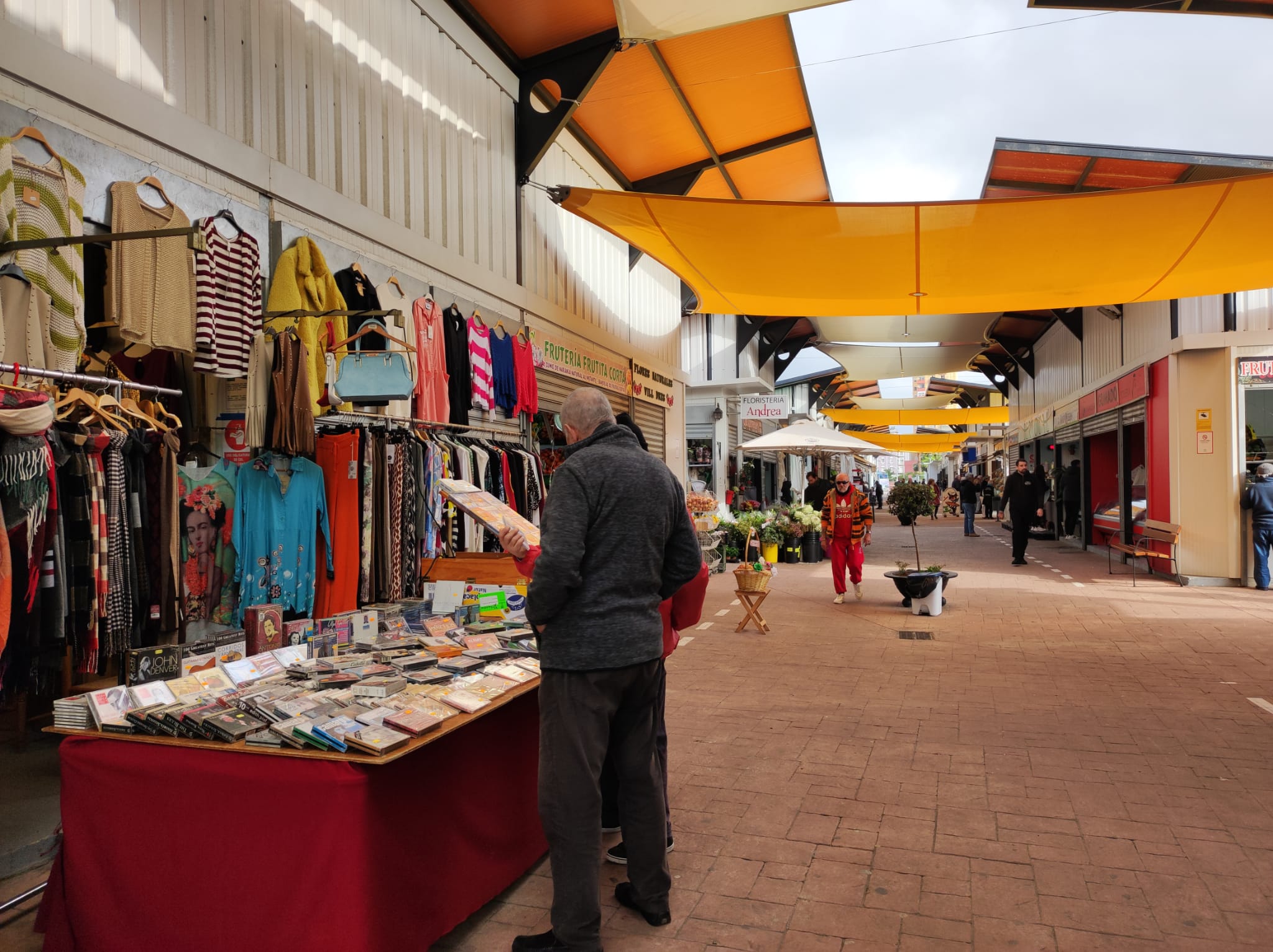 Los comerciantes del mercado de La Línea resisten a duras penas: "Hemos bajado las ventas hasta un 50%"