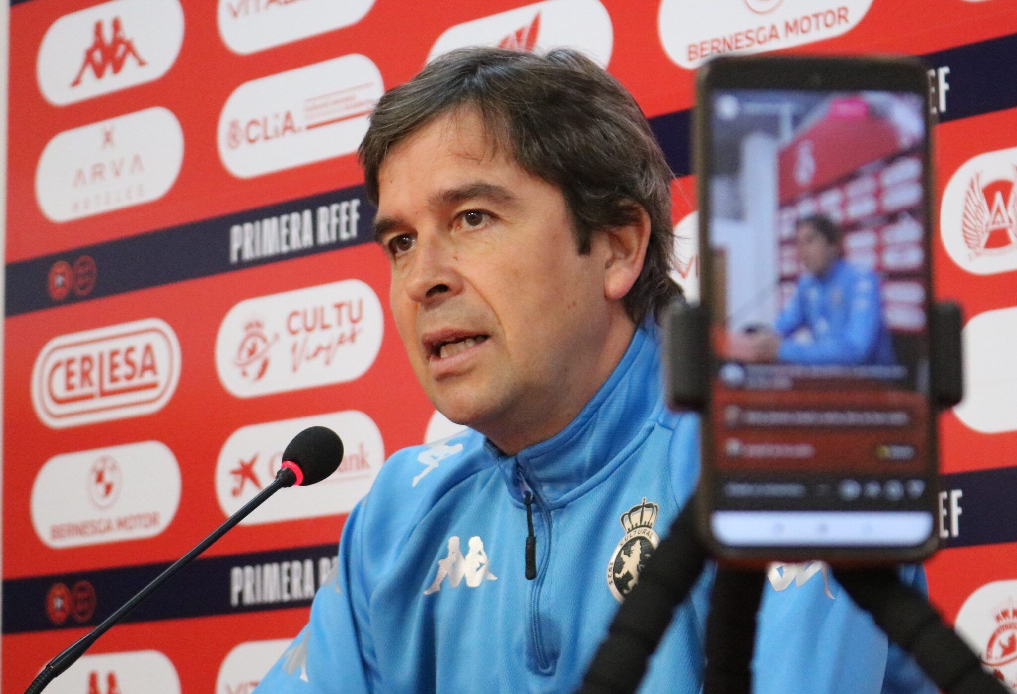 Diego Ocampo, entrenador de la Cultural y Deportiva Leonesa, en rueda de prensa/Foto: CyD Leonesa