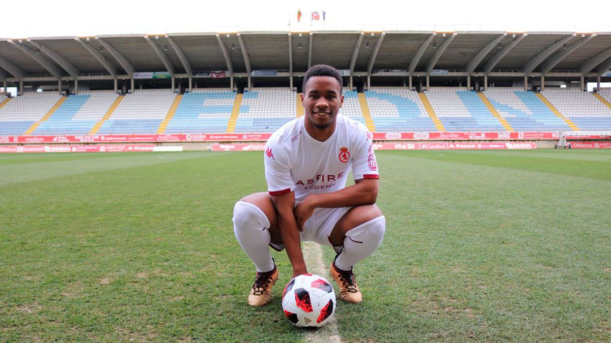 El delantero Andy Kawaya, de la Cultural y Deportiva Leonesa, posa tras su fichaje