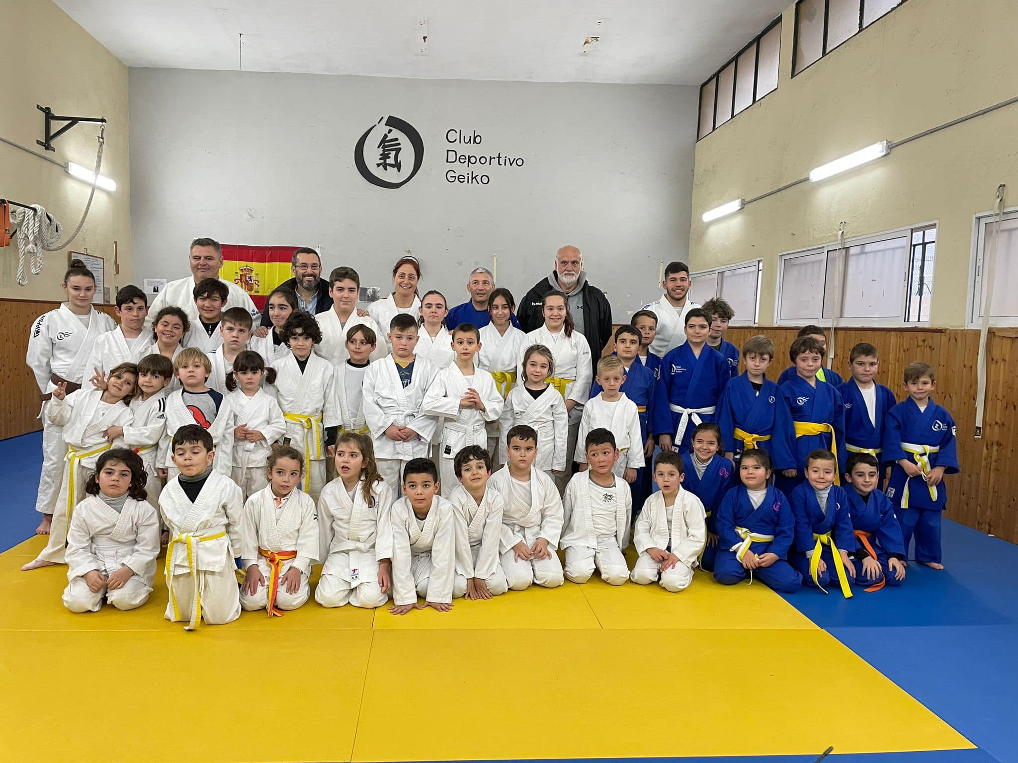 La burgalesa Esther San Miguel posa con los más pequeños y autoridades en el CD Geiko