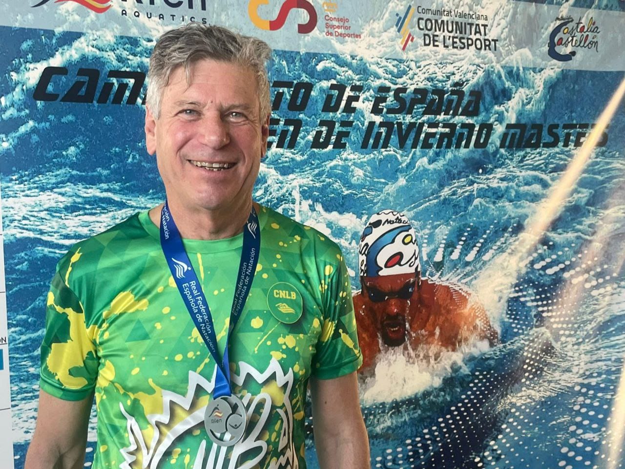 Pedro Bilbao Garay posa con la medalla de plata en el Campeonato de España de invierno Master