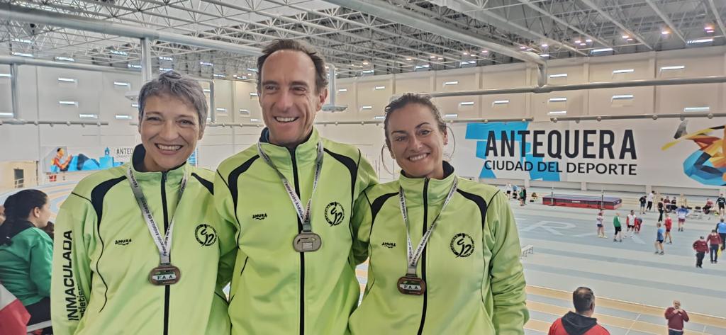 Los tres atletas del CA La Inmaculada: Isabel Iglesias Serrano, Fidel Jorge Ruiz Torres y María de Fátima Porras Gálvez