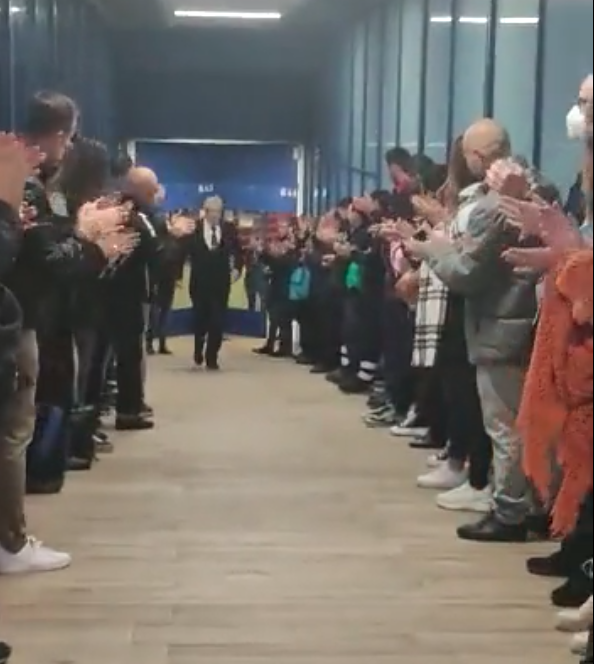 Márquez Salaverri, recibido con aplausos por la plantilla.