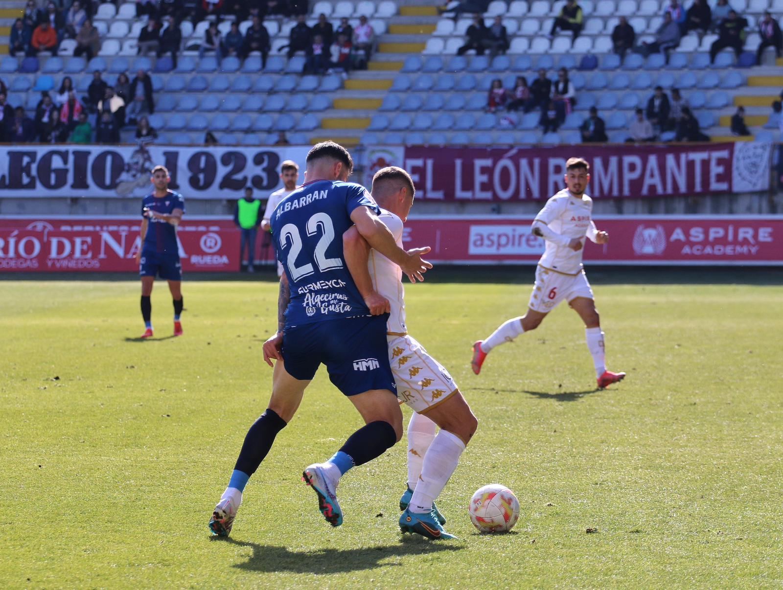 Albarrán que puso el centro del gol, encima a un rival. FOTO: Irene Rodríguez Campos.