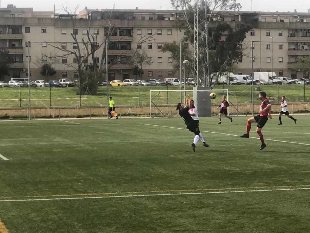 Una ocasión del Sherry Atlético ante el meta Joselu, del CD La Rock Puente FC