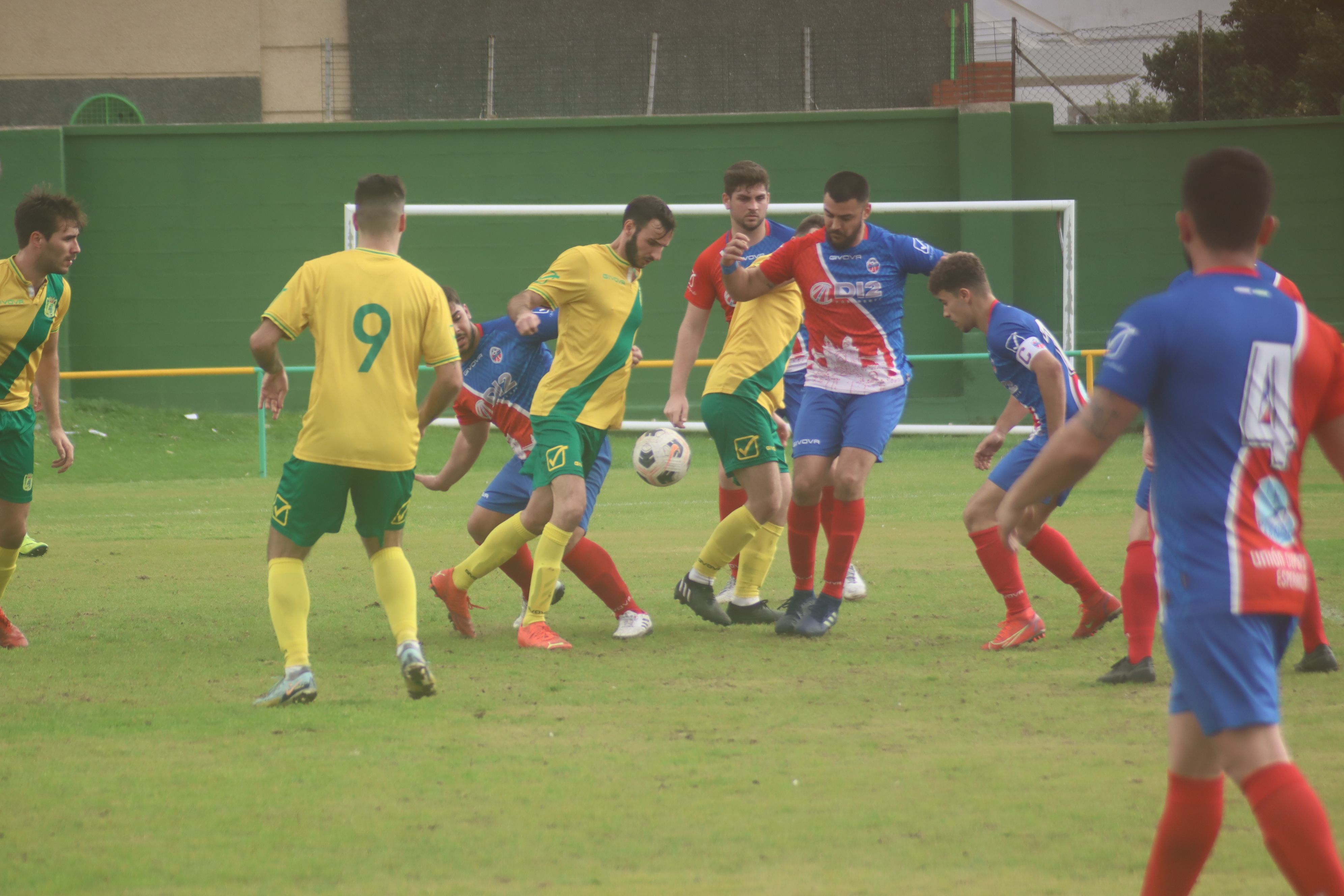 Un lance del encuentro entre la UD Los Barrios B y la UD Esperanza en el 'Carlos Piña'/Foto: Axel S.C.