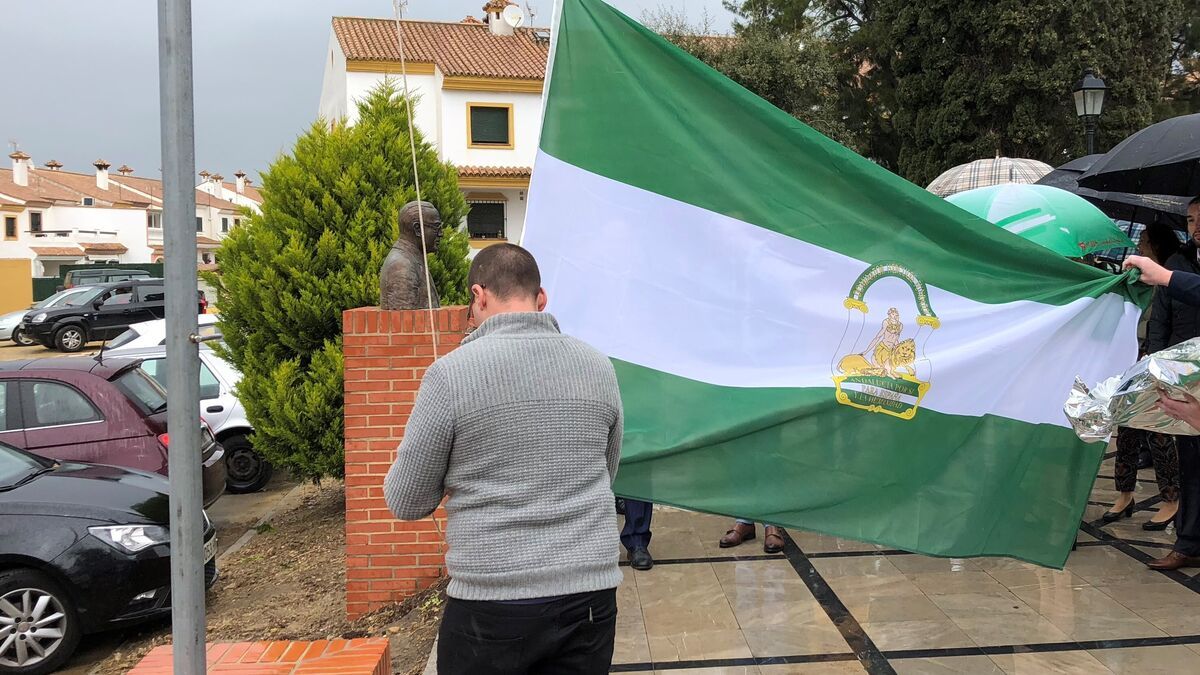 El Ayuntamiento reparte banderas de Andalucía para que vecinos del municipio las cuelguen en sus balcones y ventanas con motivo del 28F.