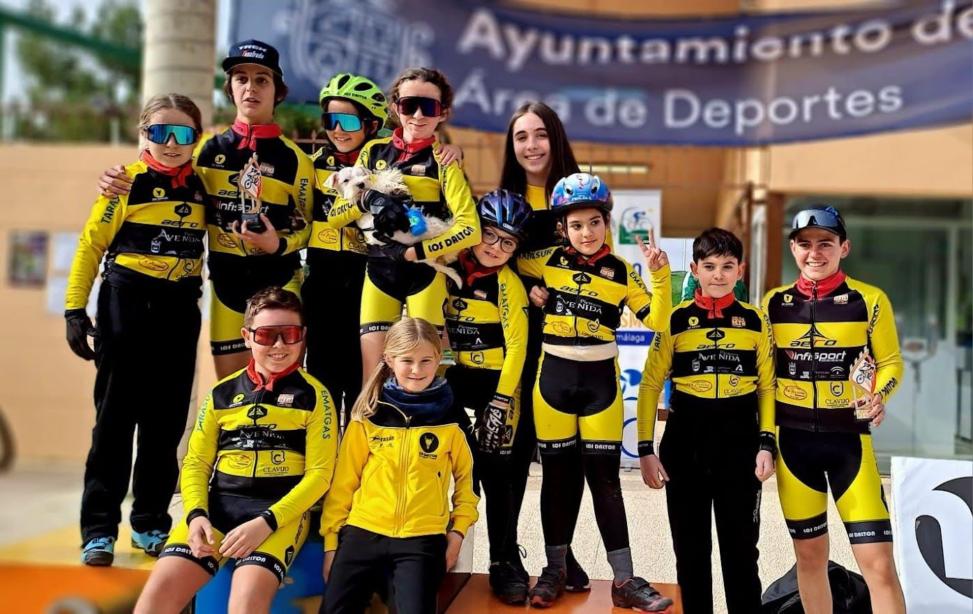 Los componentes del Club Ciclista Los Dalton, en la prueba de Coín