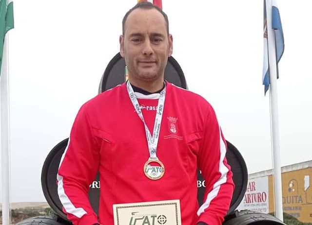 Carlos Torres Mateos posa con su medalla en este Provincial