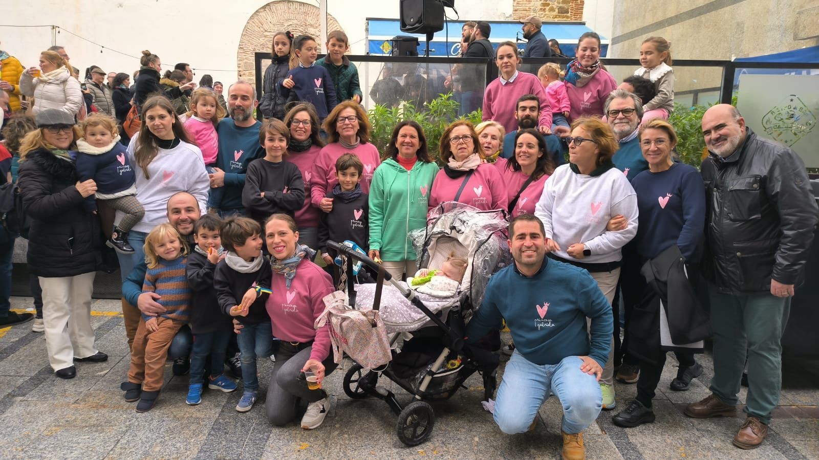 La familia de la 'princesa' Gabriela en la ortigada popular de Algeciras celebrada el pasado sábado, primer evento al que asistían para dar visibilidad a la enfermedad de la pequeña. Científicos estudian 800 fármacos en peces para dar con una cura.