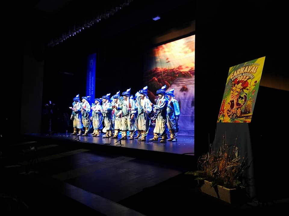 Comparsa de Tarifa sobre el escenario del Teatro Florida. 