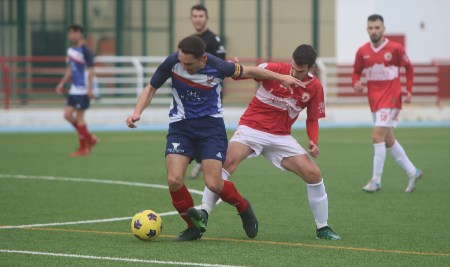 Rubén Cárdenas, del CD San Roque, encima al capitán del Ubrique Unión deportiva/Foto: Juan Molina