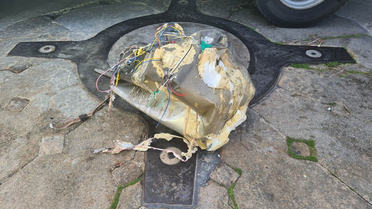 Caja con cables hallada en Rosia Bay, por la que Gibraltar activó la alerta de emergencia ante un posible incidente.