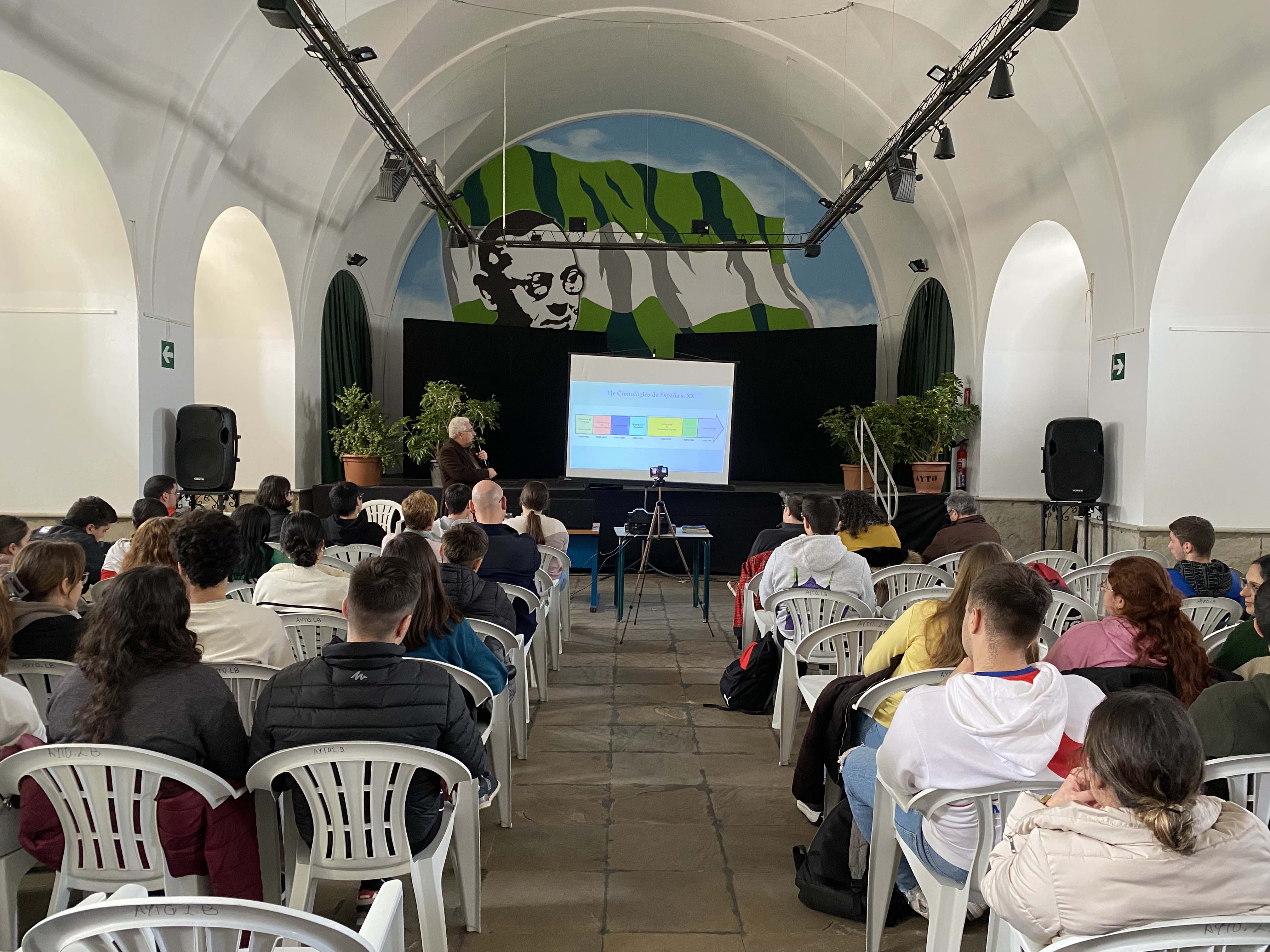 Algarbani imparte una charla sobre la historia de Los Barrios entre los años 1931 a 1943 para alumnos de bachillerato.