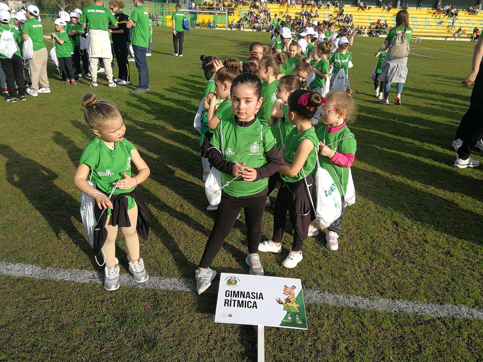 Casi un millar de niños y niñas de todas las edades se reúnen en el Complejo Deportivo de San Rafael por el Día del Deporte